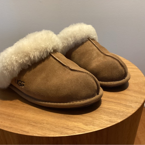 UGG chestnut Scuffette  Sheepskin Slippers(size 6) - Picture 2 of 8